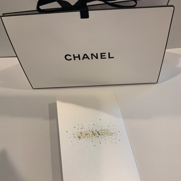 CHANEL Holiday Gift Bag with Card - Picture 3 of 4